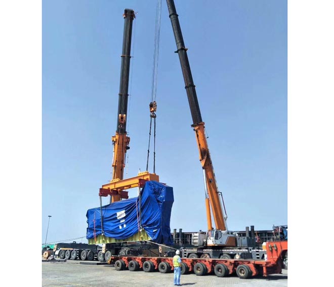 500噸吊車助力青島港設備搬運裝卸施工現(xiàn)場